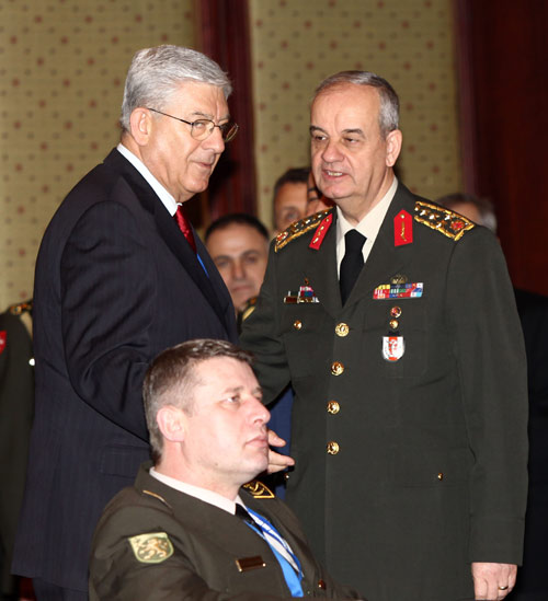 Başbuğ'un konuşmasını Tolon da izledi