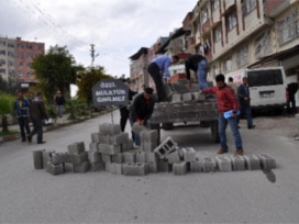 Belediyeye kızdı caddeye duvar ördü