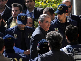 Sanıklar ve avukatları ayağa kalkmadı