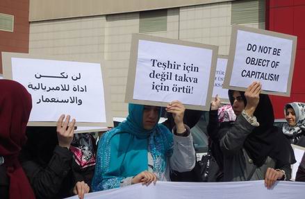 Tesettür modası protesto edildi
