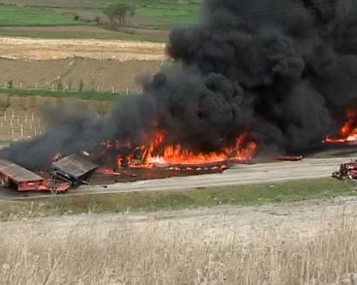 Yakıt Yüklü Tırlar Çarpıştı