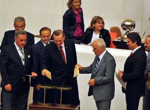 Hangi madde kaç oyla geçti