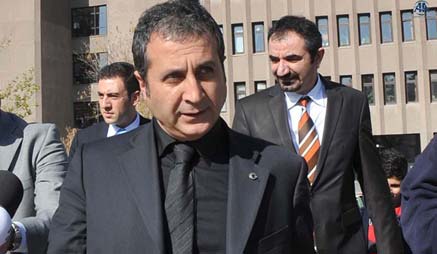 Kaçmaz beraat etti, şov yaptı