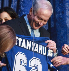 Dünya ayaklandı, O istifini bozmuyor!