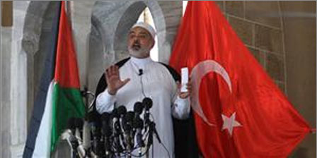 Türk bayrağı önünde hutbe