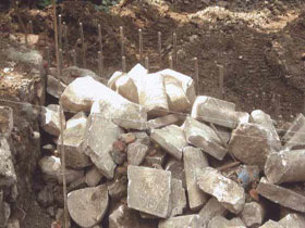 Tarihi mezarlar dozerlerle yıkıldı!