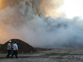 En büyük sunta fabrikası yanıyor