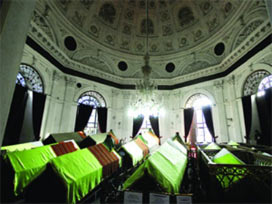 Padişah türbesinde tuvalet skandalı