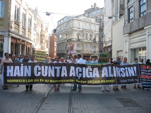 Darbe karşıtları sokağa indi