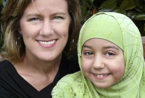 ABD'li ünlü bayan yazarın kızı örtündü