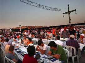 Tarihi köprü üzerinde 20 bin kişilik iftar