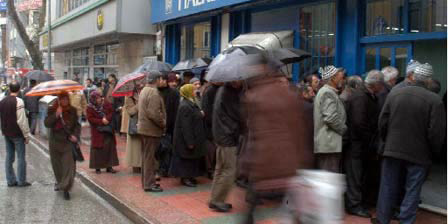 Maaş kuyrukları tarih oluyor