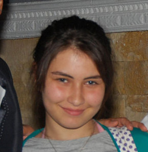 Başını taşla ezdiler