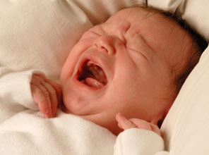 'Sıcaklarda bebeği kundağa sarmayın'