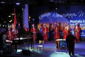 Mehter eşliğinde piyano dinleyenleri mest etti