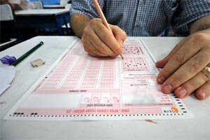 Soruları dağıtan zanlı yakalandı