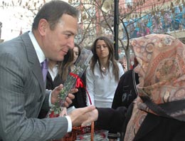 CHP'nin afişçi başkanı topun ağzında