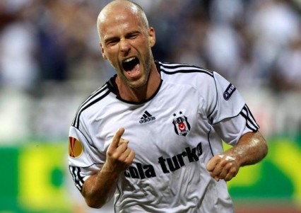 Ernst yuvada kaldı!