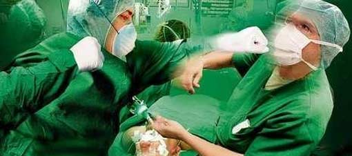 Doktor ameliyatta yumrukladı