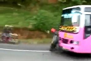 Motorcular kafa kafaya çarpıştı