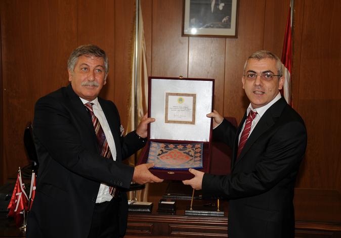 İÜ'de Devir Teslim YAPILDI