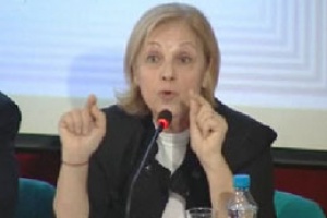 Tansel Çölaşan yine sahnede!