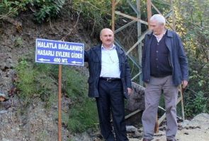 Evlerini halatla ağaçlara bağladılar