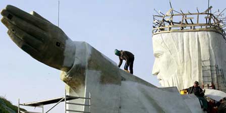 En yüksek İsa heykeli dikildi