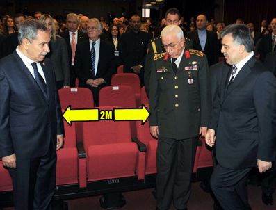 Arınç ve Koşaner tokalaşmadı