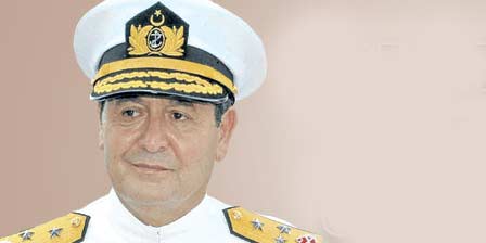 Amiralin eşi ve kızını izlemişler