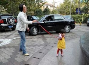 Çocukları tasma ile dolaştırıyorlar