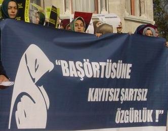 Başörtüsü eylemcileri meydanlarda