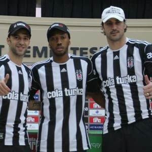 Q7'nin çetesi imzaladı