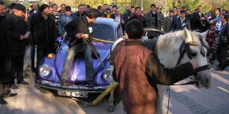 Benzin zammına ilginç protesto