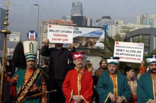 Mehteran eşliğinde protesto gösterisi