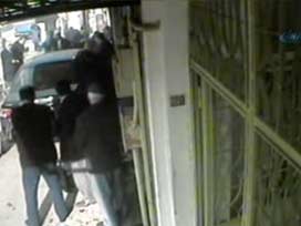 Otomobil, kalabalığın arasına daldı -video