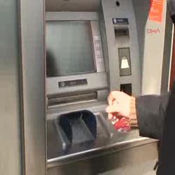 Bankamatikten Para Çekmek Yarı Yarıya Ucuzluyor