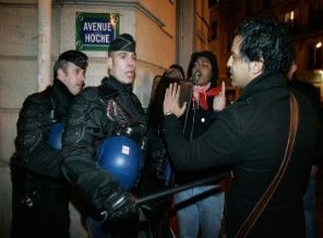 Tunus'ta polisler evlere saldırıyor...