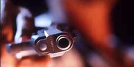 Alkollü şahıs tabancayla oynarken kendini vurdu