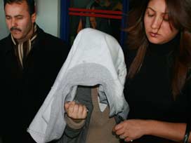 Liseli kız doğurduğu bebeği çöpe attı