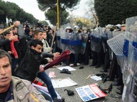 Arnavutluk'ta gösteriler sürüyor