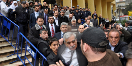 Türk'e yumruk, Erdoğan'a hakaret!