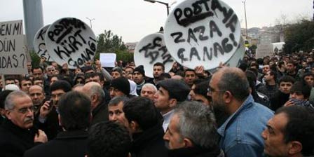 POSTA GAZETESİ ÖNÜNDE ÇANAK ANTENLİ PROTESTO
