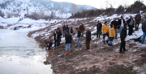 İki çocuk buz tutan gölette can verdi