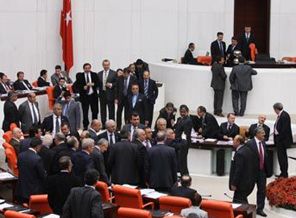Meclisin tansiyonu yine yükseldi