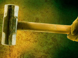 Balyoz tutuklularının eşleri yol kapattı