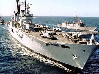 Savaş gemileri Süveyş Kanalı'ndan geçti