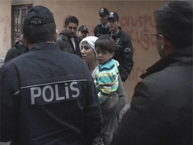 3 Yaşındaki bebeği çocuklar kurtardı