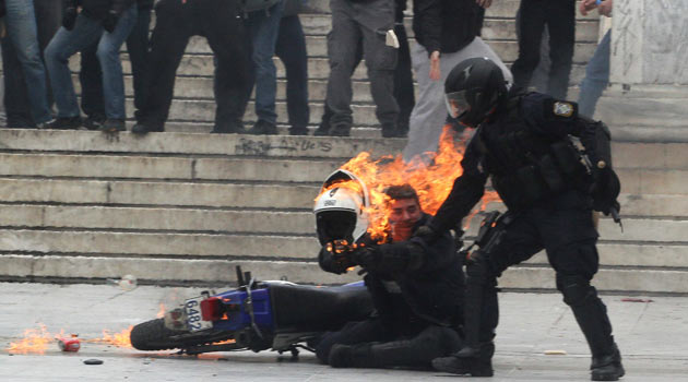 Göstericiler polisi yaktı