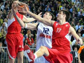 Fenerbahçe Ülker,liderliği elleriyle verdi